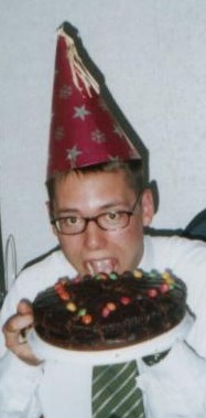 вот так старейшина Блэк пытается наесться перед отьездом на родину. Наверное, думает, что там таких деликатесов не будет
Anna Valeryevna Belyakova
20 Jul 2004