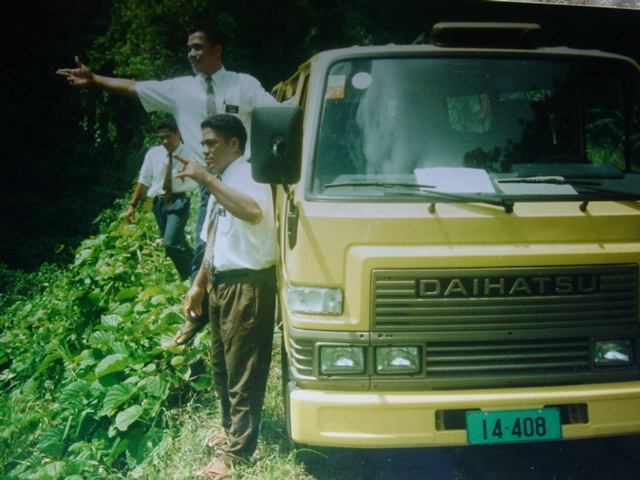 Fresh air after zone meeting at Fagaloa. Elder Leota, Elder Nautu and Elder ( If you know who that was, let me know)
Fuifui  Taotua
19 Feb 2003