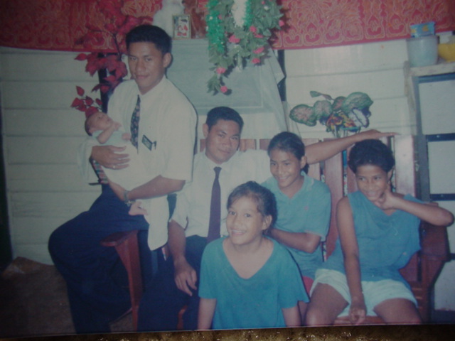 Bishop Vala'aus family in Lufilufi with Elders Leota.  Paulino, Malia and Ulata and the baby's name is 'Fuifui'....lucky baby!
Fuifui  Taotua
19 Feb 2003