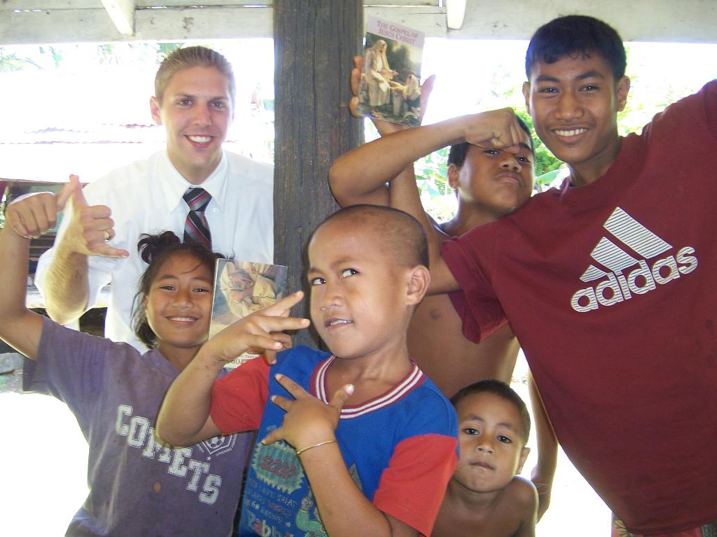 The kids never miss a chance to pose and show their hand signes.
Tyler McKay Sannar
14 Dec 2006
