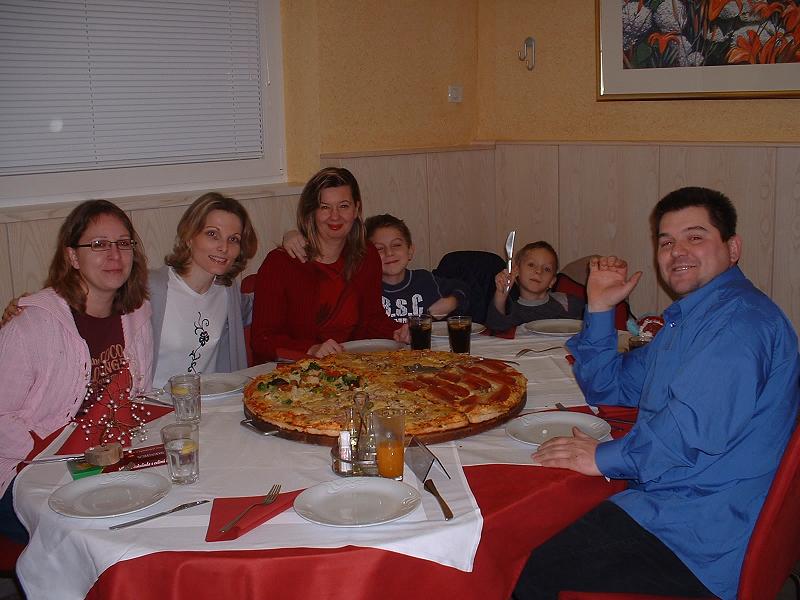 Hey... remember the monster pizzas at Julcis... well, they are still huge
Merthan W Beck
26 Dec 2004