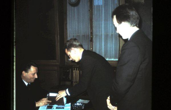 Elders Roberts and Heugly present Book of Mormon to the mayor of Vienne
Mark  Heugly
30 Mar 2010