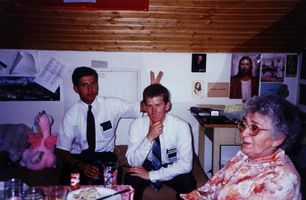 Elder Never und Gardiner in Ihrer ZL Wohnung der Gemeinde in Singen mit Schw.Surer,auch bekannt als die Hexe.
Alexander Georg Stefan Dessin
04 Mar 2006