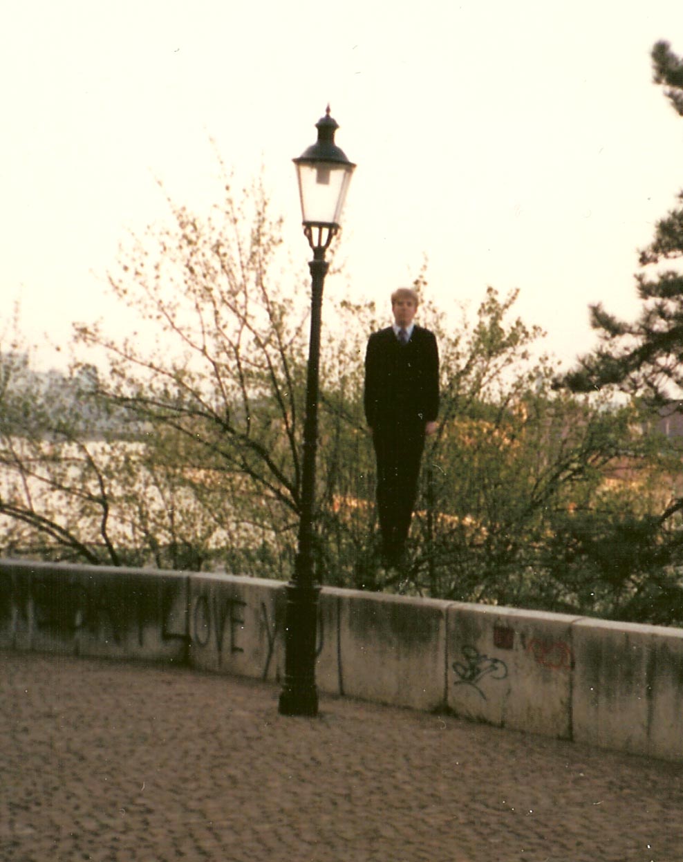 Elder Price demonstrates the magical powers of the Haunted Lampost in Basel @ Fasnacht
Rich V Price
29 Nov 2007