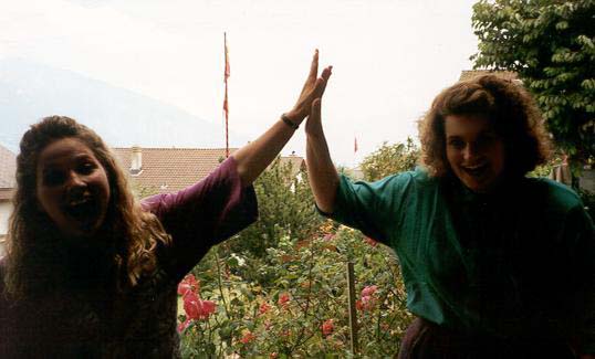 Sistas high five'n it in Thun
Rich V Price
29 Nov 2007