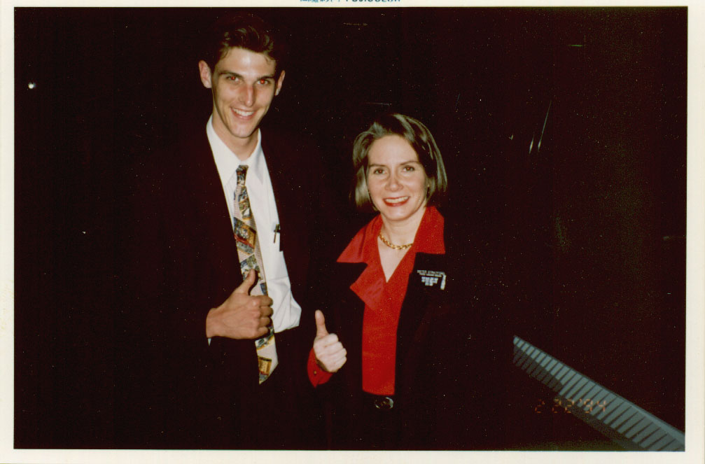 In KaoHsuing church parking lot. Thumbs up!
John Peterson ( 皮 皮 )
06 Jun 2002