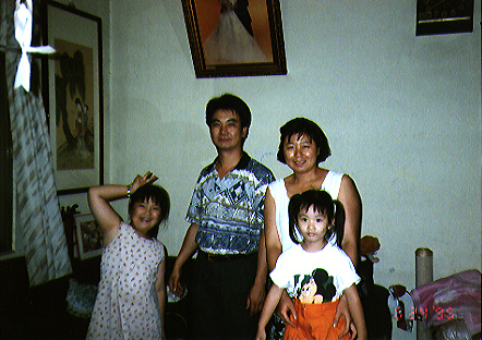 The Huang Family, one of our long-time investigator families in Tainan (1st Branch).
Chad 孫耀威 Snelson
30 Mar 2003