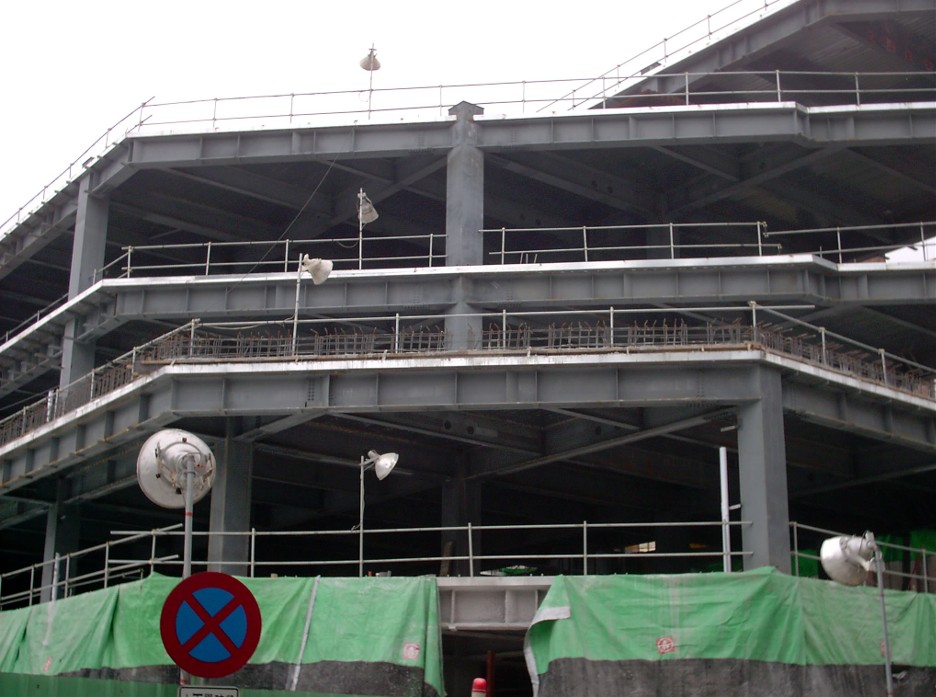 The new building going up is gargantuan, compared to the old chapel.  Here, you can see the 2nd, 3rd, 4th, and 5th stories.
Adam  Hislop
07 Jan 2004