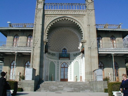 An amazing building...I'm not sure what the history there is.
Heather  Hokanson
12 Nov 2003