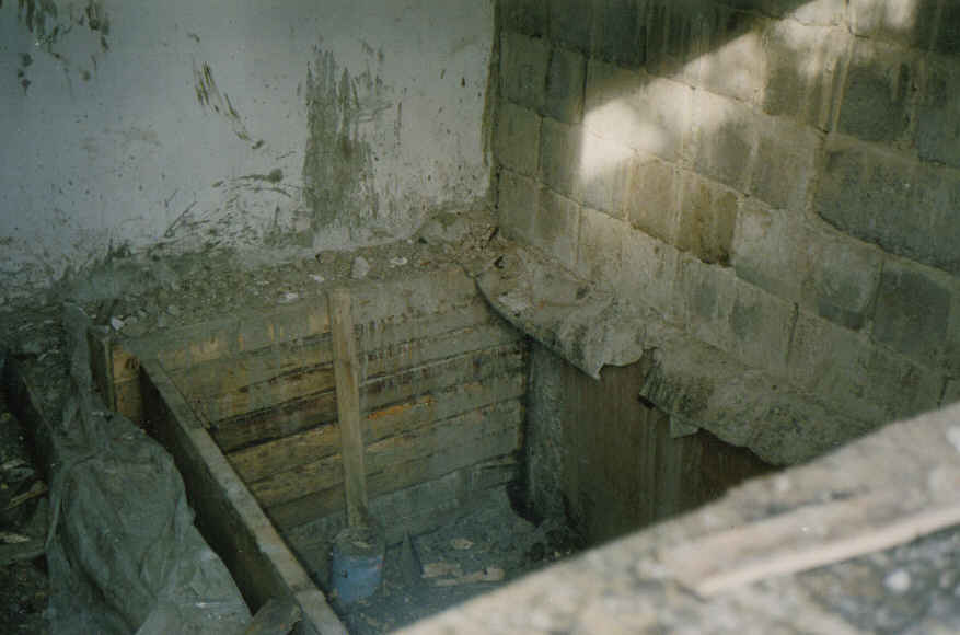 First Semi-Official baptism font built in the Ukraine.  Completed late in the year 1994, Makeevka
Michael  Cox
25 Feb 2004