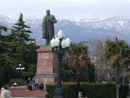 Lennin statue in Yalta
David  McQueen
11 Nov 2004