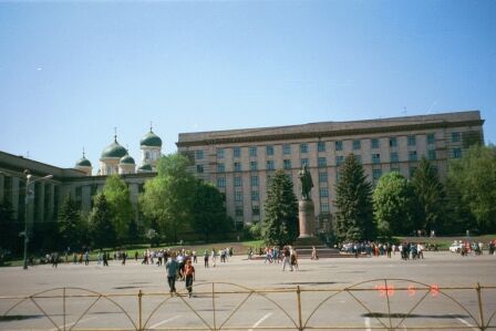 Central Dnepropetrovsk.  I love the juxtaposition of Lenin with the church in the background.
Bryce  Christensen
15 Nov 2004
