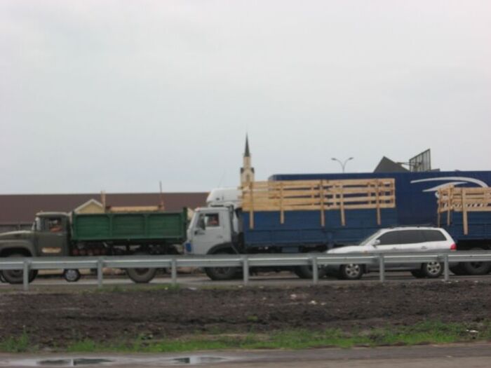 One last attempt to time a photo of the Stake Center. After this I couldn't get another shot. We are driving northwest.

http://www.ldschurchtemples.com/kyiv/aerial/
Alex  Eagar
06 Oct 2007