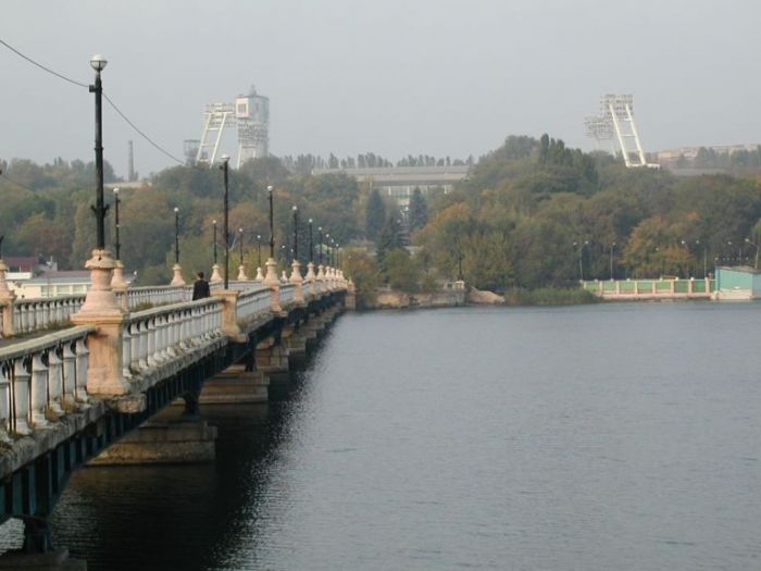 A pretty scene in Donetsk...a bridge leading to the 'Shaktyor' Football Stadium (that's soccer, for all you Americans). :) (submitted by Heather Morris)
Dan Cramer
22 Sep 2003
