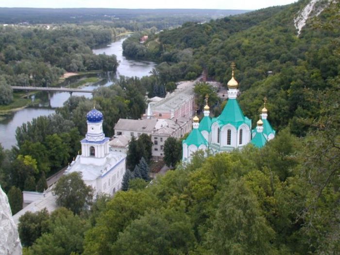 A view from the top of the hill in Slavenagorsk, a cool little city with beautiful churches, cool caves, and a big monument/memorial for World War II. (submitted by Heather Morris)
Dan Cramer
22 Sep 2003
