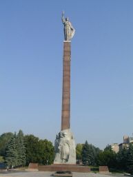 Statue overlooking Dneper river
David  McQueen
12 Nov 2004