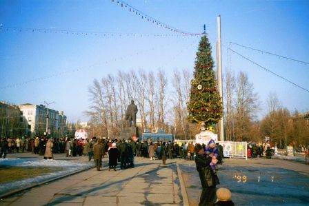 New Year's morning in Donetsk: Ded Moroz 
(Santa), Ded Lenin, and the traditional holiday tree...
Bryce  Christensen
15 Nov 2004