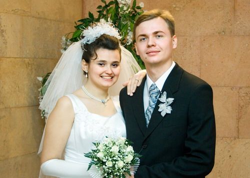 I thought some of you alumni might know Lilya Fisinchuk from the Mariupol Branch and be interested in seeing a wedding picture of her. She and Dima were married in December and had a celebration at the Mariupol chapel. (Dima is a recent convert.) Lena Stepanenko e-mailed me several photos; send me an e-mail if you would like to see the rest of them.
Carrie  Linscott
14 Feb 2006