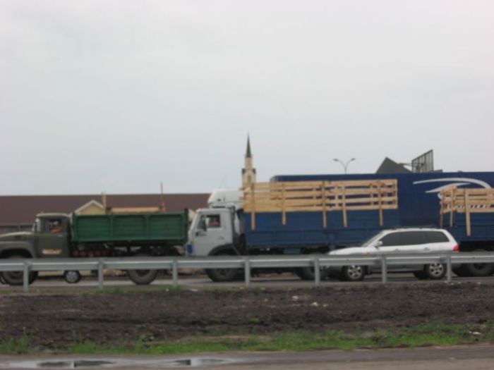 One last attempt to time a photo of the Stake Center. After this I couldn't get another shot. We are driving northwest.
http://www.ldschurchtemples.com/kyiv/aerial/
Alex Eagar
06 Oct 2007
