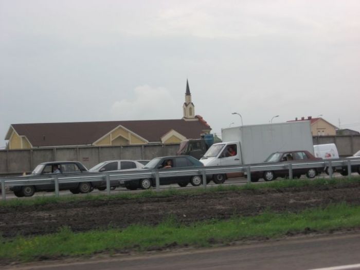Thank you little Ukrainian cars for giving me a nice clear view of the Stake Center. We are driving northwest.

http://www.ldschurchtemples.com/kyiv/aerial/
Alex  Eagar
06 Oct 2007