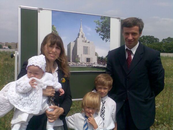 Freinds at the Temple ground breaking ceremony
Ryan E Dennis
09 Jul 2007