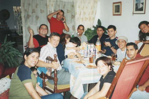 Esto fue en Valencia en las vacaciones de semana santa. compartimos con el press. y la Hna. Ibañez.
Alvaro Jos? Y?pez Martinez
24 May 2002