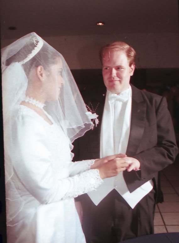 PONIENDOSE LOS ANILLOS
Ivonne  Salvadores
07 Sep 2003