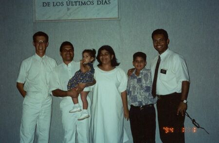 Elder Suarez y Yo con la familia Cordova en frente de la capilla de barrio Sucre Cumana antes del bautismo.
Daniel D. Wilson
19 Mar 2005