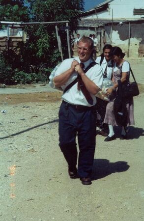 E. Childs lleva una bolsa llena de comida que la iglesia mando desde Salt Lake City para ayudar a los afectuados por el diluvio del mar en Cumana
Daniel D. Wilson
19 Mar 2005