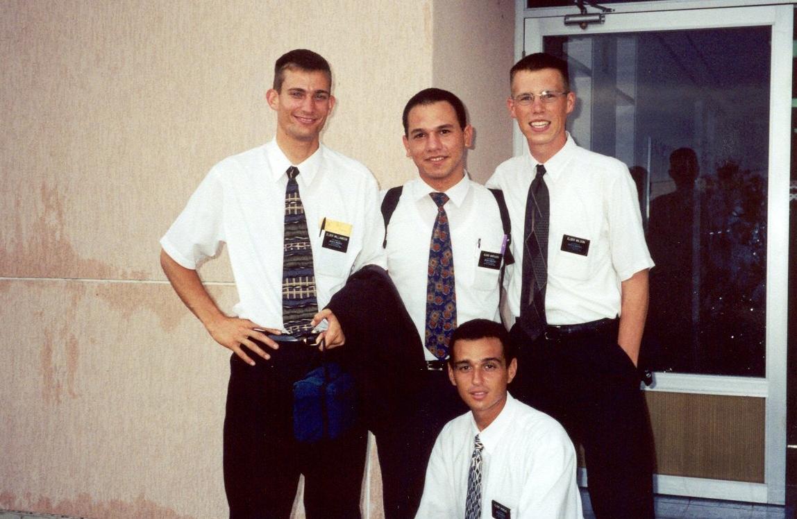 Izquierda a derecha... E. Williamson, E. ???, E. Wilson y abajo E. Murgas en frente de una capilla en Puerto Ordaz despues de una conferencia con el Elder Whetten de los setenta.
Daniel D. Wilson
19 Mar 2005