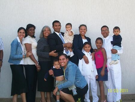 Aqui estamos su familia, la de mi esposa y unos familiares de la familia de mi esposa, suena un poco confuso pero es así.
Eugenio  Cedeño
14 Mar 2011