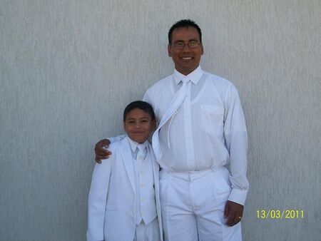 Ayer domingo 13 de Marzo del 2011, mi primogenito cumplío 8 años. Esta y las siguientes son las fotos previo a su bautizmo, aquí está con su papá(Yo). El traje que tiene puesto yo lo usé cuando tenia entre 10 a 11 años. Todo ese tiempo mi mamá lo guardó y hace 2 años atrás me dio la sorpresa y me dijo: Lo había guardado para el bautizmo de mi nieto. es muy bonito el simbolo, en especial cuando al salir de las aguas del bautizmo mi hijo al saber todo ello me dijo : entonces yo se lo daré a mi hijo para cuando le baya a  bautizar.
Eugenio  Cedeño
14 Mar 2011