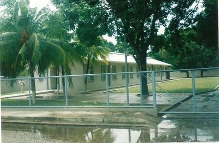 Hay una mata de mango atras.  Son manga-pinas.  El mango ha sido mi fruta favorita desde que como de ese arbol.  La fruta perfecta.
Max  Ward
21 Aug 2011