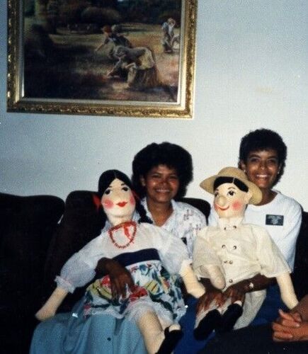 Hnas. con muñecos de trapo en casa de Familia Lees. 1991
Jose Concepcion Raga Zambrano
23 May 2003