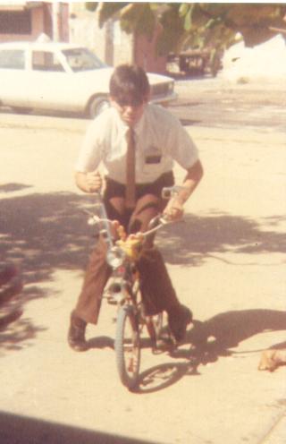 Elder Oria, demostrando su destreza en quitarle los triciclos a los niños!!!!!!
Ginette Acevedo de Diaz
01 Oct 2003