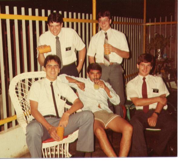 Elder Tincher, Ensing, Diaz y Karlinsey con un investigador
Ginette Acevedo de Diaz
27 Oct 2003