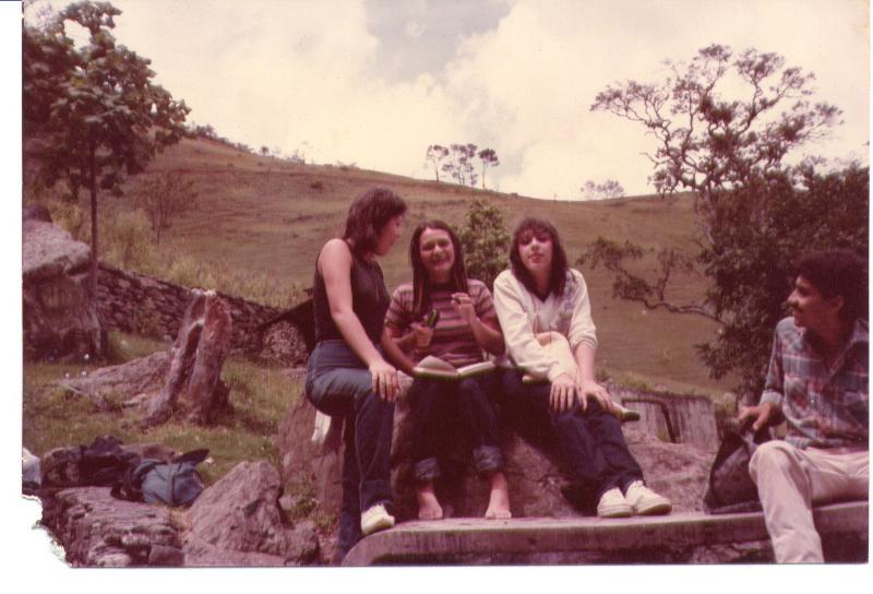 Miembros de la Rama de Tovar en paseo de la Rama a la cascada de Bailadores.
Ginette Acevedo de Diaz
28 Oct 2003