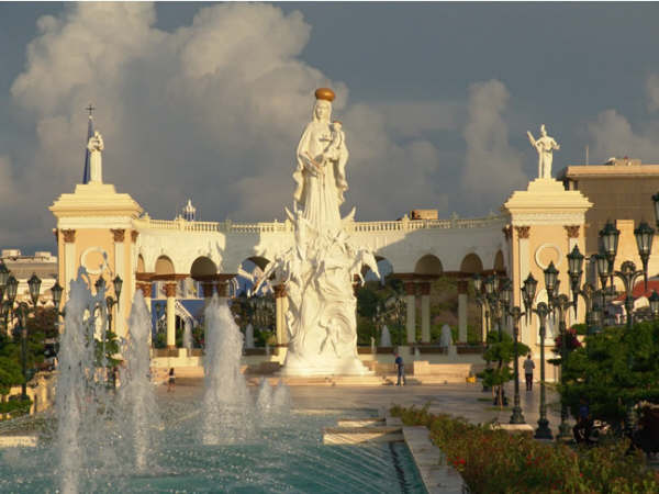 Plaza - Monumento a La Chinita
Familia Padilla
15 Aug 2005