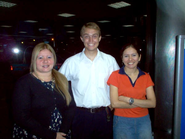 Elder Kelly, Rina y Ana Padilla en su partida del  pais.
Familia Padilla
26 Oct 2005