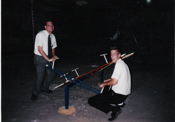 Elder bradshaw y yo jugando como siempre
Aaron Lee Spencer
23 May 2006