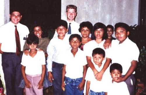Elder Cobabe con Jovenes lamanitas que aceptaron el reto bautismal. Rama Libertador.
Jose Concepcion Raga Zambrano
23 May 2003