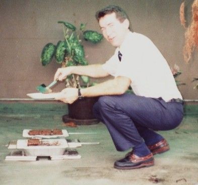 El presidente Hunter, preparando hambuerguesas para sus misioneros.
Jose Concepcion Raga Zambrano
21 Jul 2003