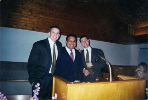 Aqui me ven con unos cuantos kilos de mas al lado de dos elderes gringos en suiza, como podran notar el sol alla les ha hecho efecto.
Ernesto Jose Herrera
21 Apr 2004