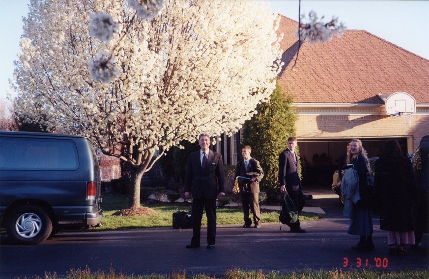 before leaving to the airport on 3/31/2000
Don't miss Sister Sharon Norris' smile... since you can't hear her beautiful voice!
David  Pabst
26 Aug 2003