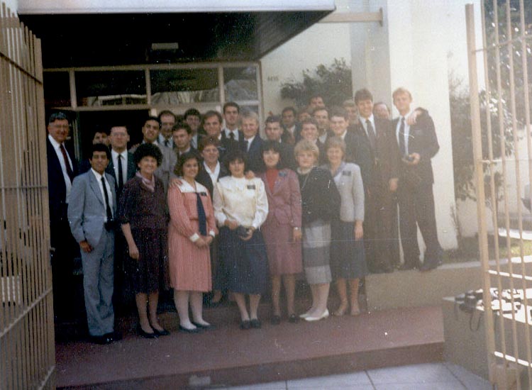 En la Capilla de Floresta, la última con Pte. Fausett y su esposa.
Adelante: E. Hernandez, Hna Fausett, Hna Williams, Hna Heredia, Hna. Pasko, Hna Rivero, Hna Loveland, Hna King
Atrás: Pte. Fausett, E ?, E.?, Mini misionero Pirez, E. Actis, E. Mullins, E. Dunn (Asit), E. Duncan (LZ), E. Keller (Asist), E. Dennison, E. Kimball, E. Jimenez, E. K.Smith, E. Stones, E. Nash, E. Nielsen, E.?, E. Stapp, E. Ritchie, E. Hawks, E. Gebb (LZ)
Gloria  Pasko
04 Jan 2003